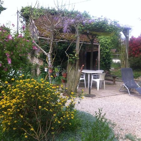 Bed and Breakfast Les 3 Roses Villeneuve-sur-Yonne Exterior foto