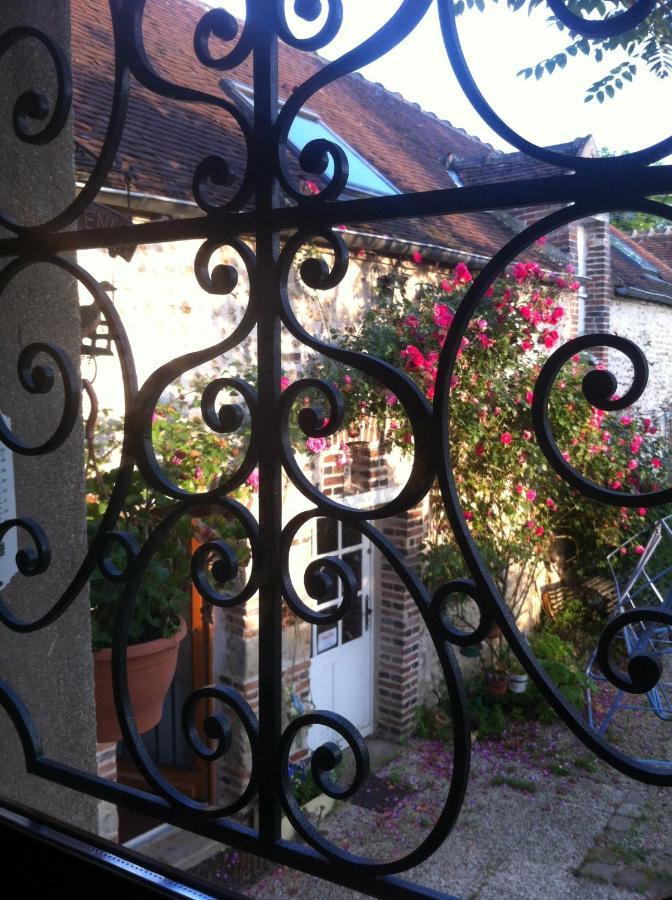 Bed and Breakfast Les 3 Roses Villeneuve-sur-Yonne Exterior foto