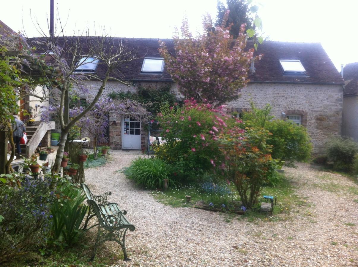 Bed and Breakfast Les 3 Roses Villeneuve-sur-Yonne Exterior foto