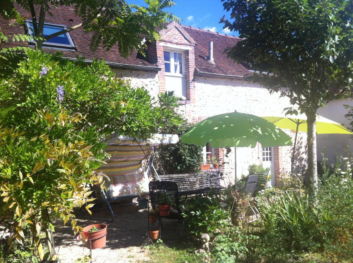 Bed and Breakfast Les 3 Roses Villeneuve-sur-Yonne Exterior foto