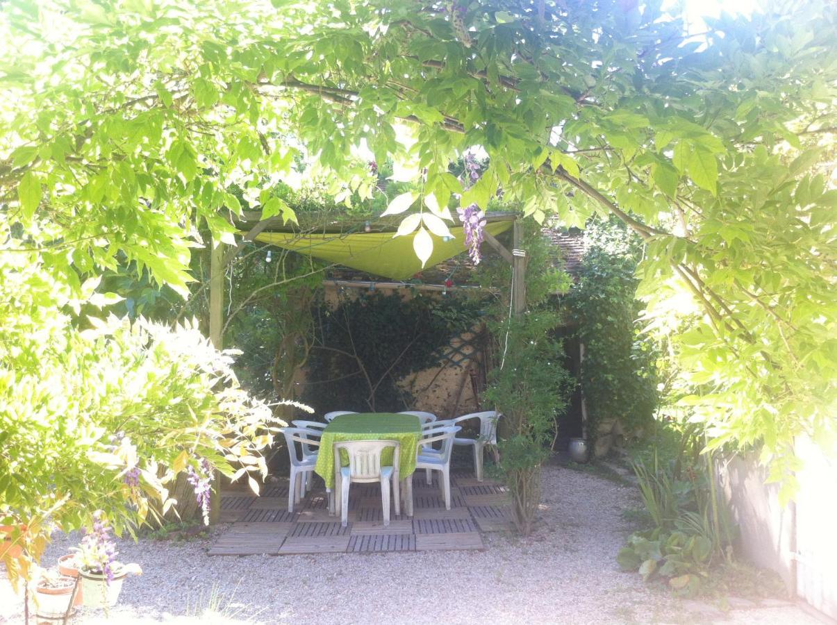 Bed and Breakfast Les 3 Roses Villeneuve-sur-Yonne Exterior foto